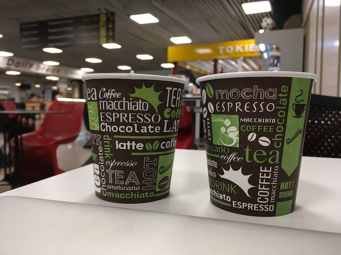 深夜の空港でコーヒー